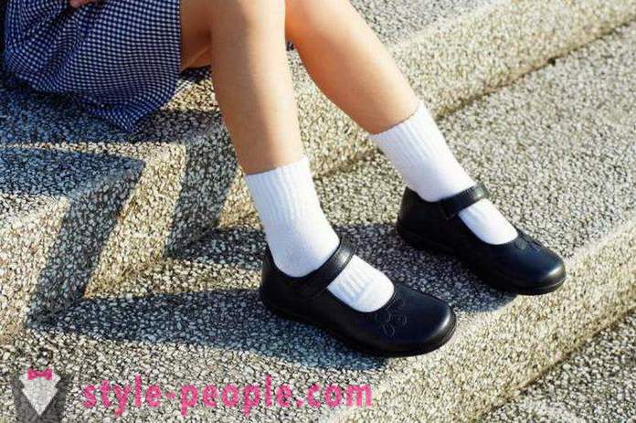 Как да изберем обувките за момичета в училище: Съвети и мнения за производителите