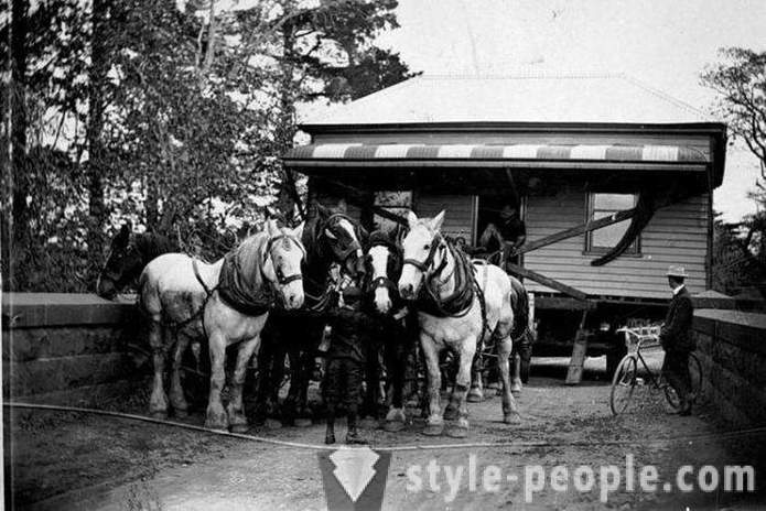 Както преди един век с помощта на коне премества целия град