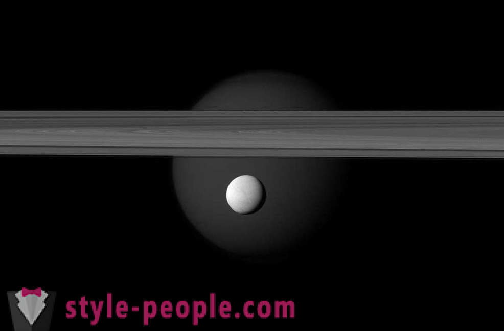 Шеста спътник на Сатурн в обектива