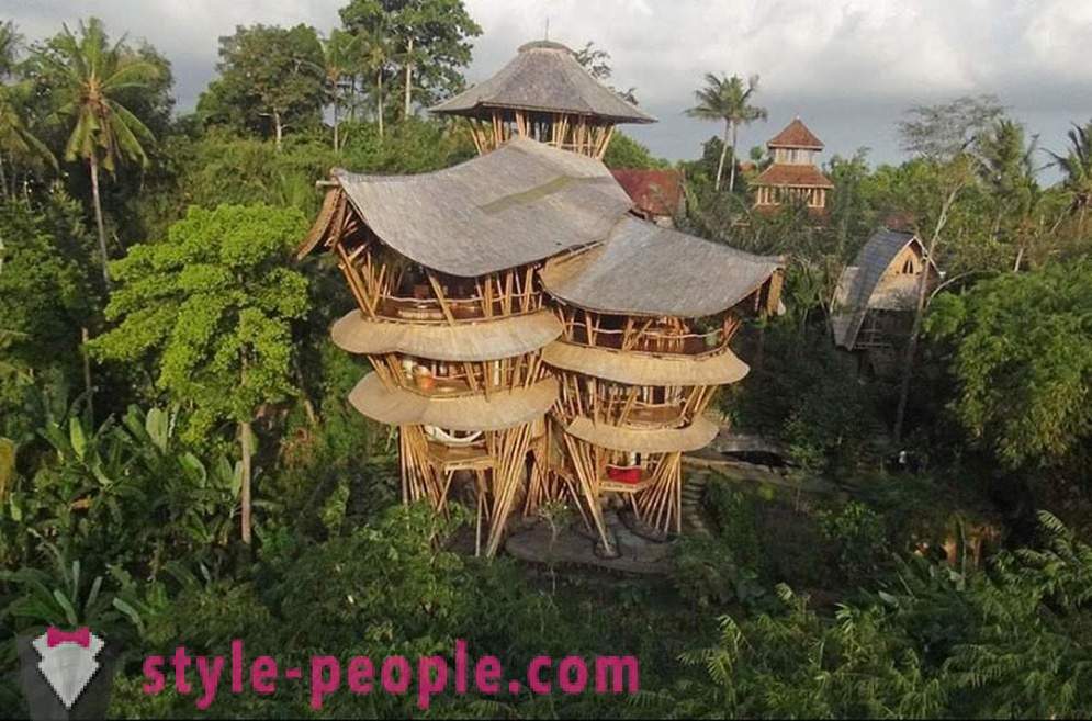 Тя напусна работата си, отиде в Бали и построил луксозна къща от бамбук