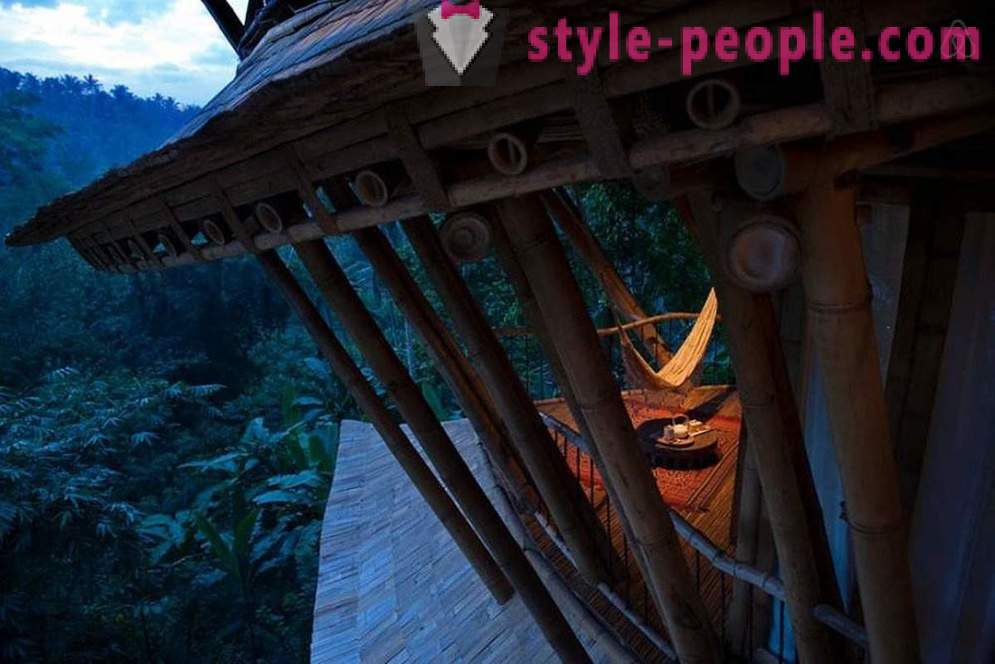 Тя напусна работата си, отиде в Бали и построил луксозна къща от бамбук