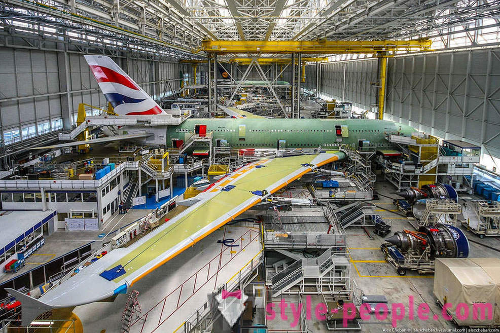 Производствения процес на най-големия в света пътнически самолет на