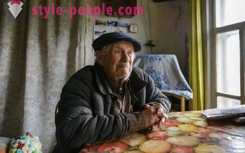 85-годишният учител село се е натрупал върху къщата, но той е дал парите на сираци