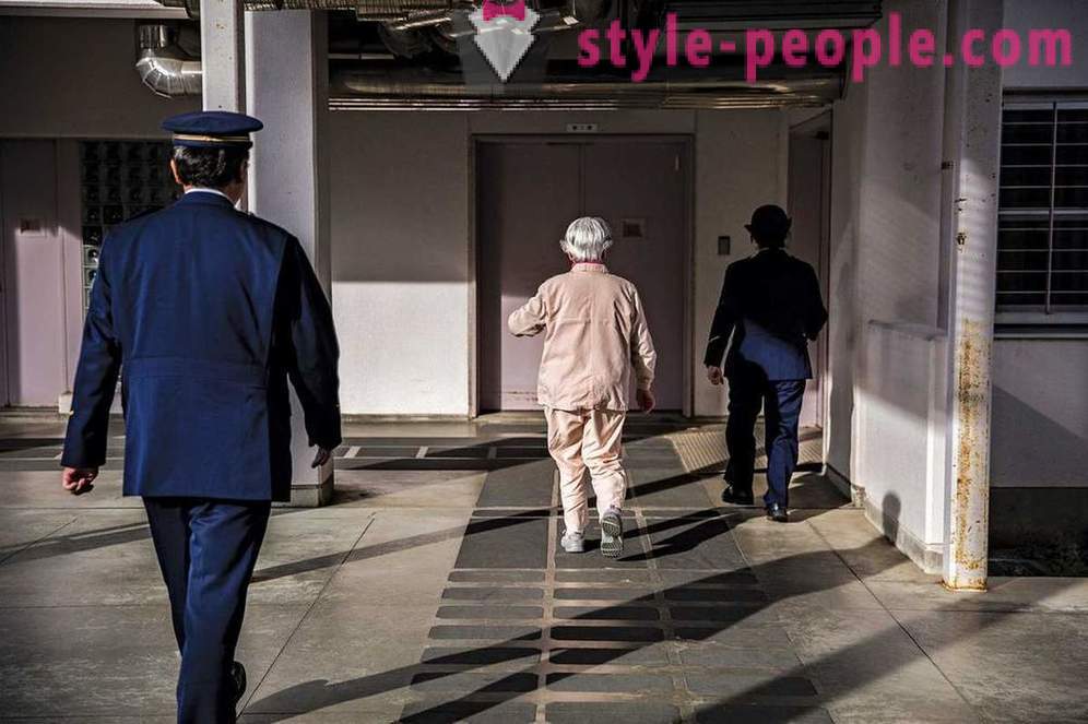 По-стари японски хората са склонни да местен затвор