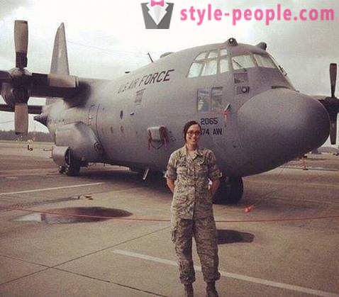 Kerissa Littlejohn - членове на Военновъздушните сили на САЩ, която е професионален модел и има магистърска степен
