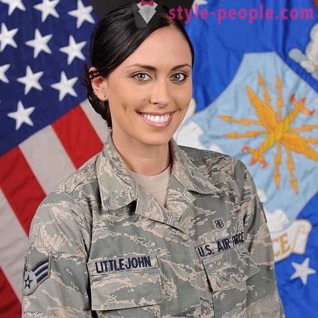 Kerissa Littlejohn - членове на Военновъздушните сили на САЩ, която е професионален модел и има магистърска степен