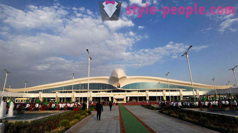 Туркменистан отвори летището във формата на летяща сокол