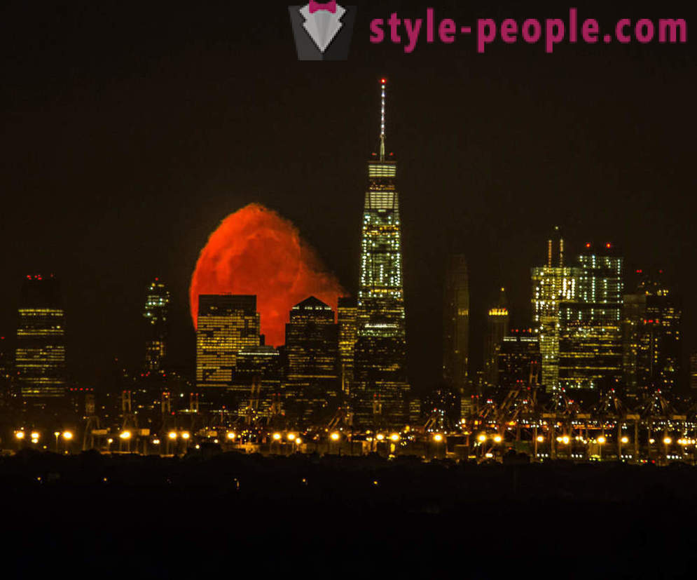 Кървава Луна над Манхатън