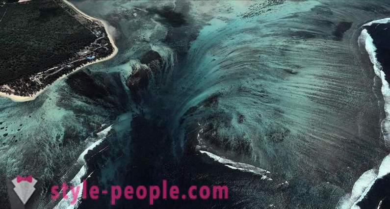 Невероятна илюзия на един подводен водопад