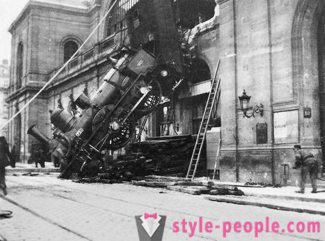 Развалина влака на гара Монпарнас през 1895