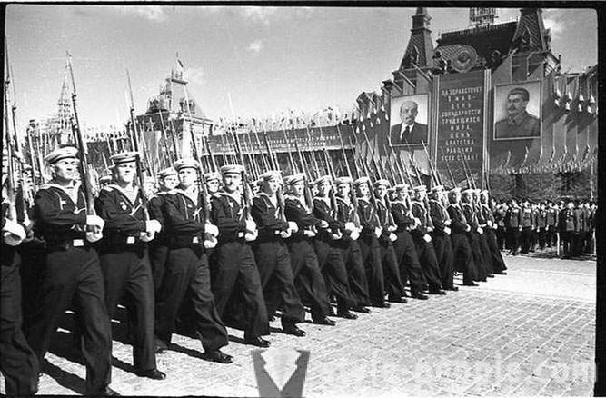 Парадът на Червения площад си на 1 май 1951 г.
