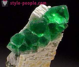 Зелени скъпоценни камъни: изумруд, демантоид, турмалин