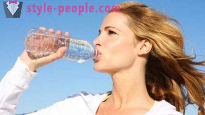 Мога ли да пият вода по време на тренировка във фитнеса?