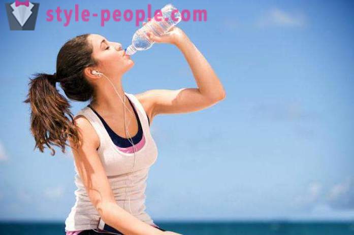 Мога ли да пият вода по време на тренировка във фитнеса?
