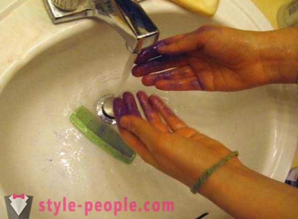 Научете как да се мият боя за коса от кожа