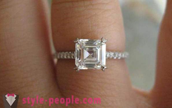 В един пръст се носят годежен пръстен? Годежни пръстени: снимка