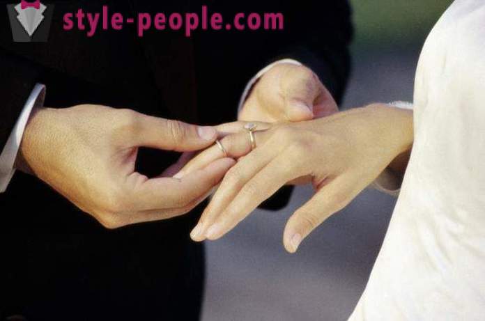 В един пръст се носят годежен пръстен? Годежни пръстени: снимка